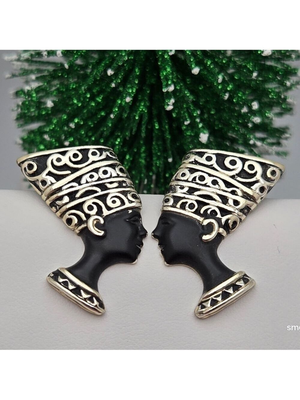 ✨2/$10✨ Vintage Egyptian Revival Nefertiti Gold Tone Pierced Earrings